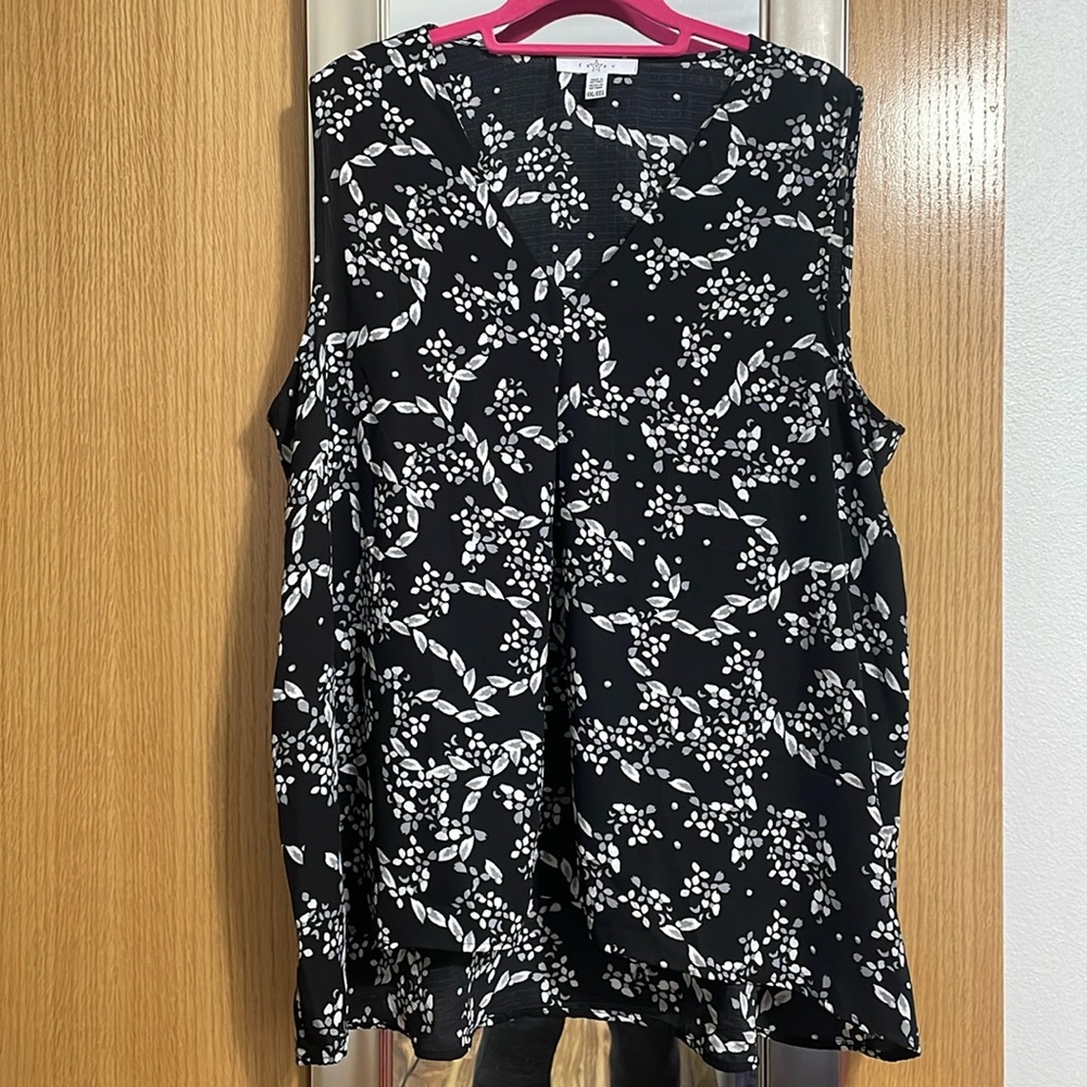 Fever brand  XXL Black and white flowy sleeveless blouse large pleat in front
